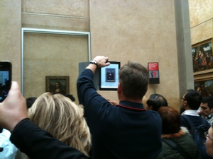 Image of a person taking a photo of the Mona Lisa on an iPad, from Broadsheet.ie. Click for link.