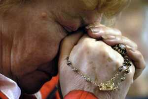 POPE JOHN PAUL DIES RELIGIOUS SCENES PEOPLE PRAYING