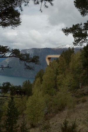 Aurland-Look-Out-01-685x1030