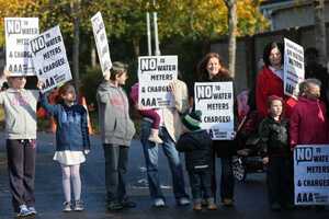 01/11/2013. Water meter protest. Members of the Du