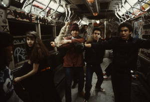 christopher-morris-photographs-the-gritty-NYC-subway-in-1981-designboom-03