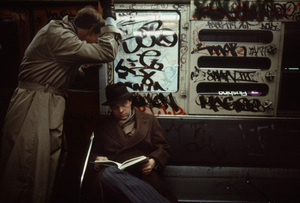 christopher-morris-photographs-the-gritty-NYC-subway-in-1981-designboom-05