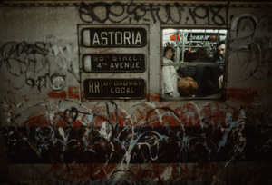 christopher-morris-photographs-the-gritty-NYC-subway-in-1981-designboom-06