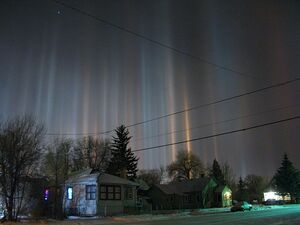 800px-Light_pillars_over_Laramie_Wyoming_in_winter_night