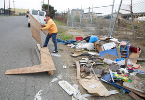 gregory-kloehn-turns-trash-into-vibrant-houses-for-the-homeless-designboom-09