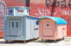 gregory-kloehn-turns-trash-into-vibrant-houses-for-the-homeless-designboom-10