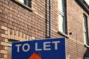 to-let-sign-on-outside-of-terraced-hous_450
