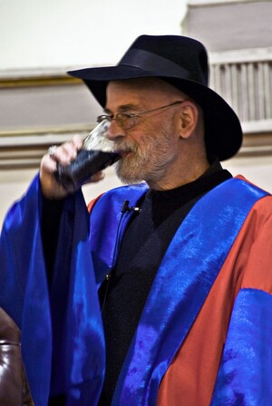800px-Terry_Pratchett_honorary_degree_TCD
