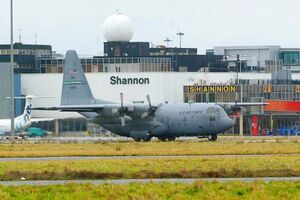 US-Air-Force-Plane-refueling-at-Shannon-Airport