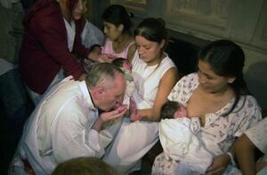 pope-francis-supports-public-breastfeeding